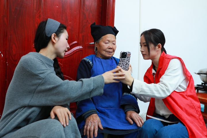 “移動辦公”服務隊入戶為群眾辦理業(yè)務。劉夢攝 (2).JPG