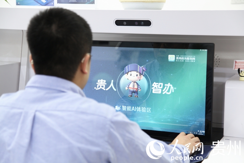 群眾體驗“貴人智辦”。人民網(wǎng) 龍章榆攝
