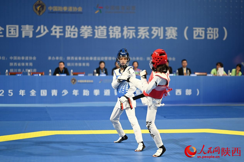 比賽現(xiàn)場(chǎng)，運(yùn)動(dòng)員激烈對(duì)決。人民網(wǎng)記者 白鴿攝