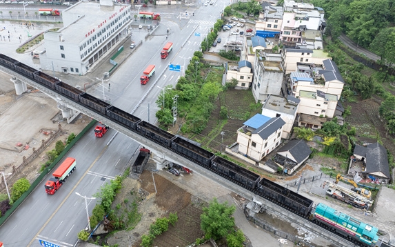 5月10日，在六盤水市六枝特區(qū)，全國首臺商用氫能機車頭試運行，49噸級氫能重卡正式投運。尚宇杰 攝.jpg