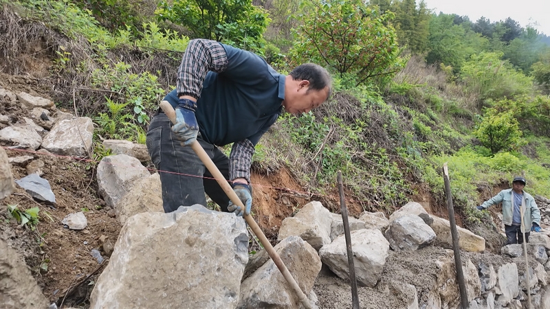 貴州省黔西市五里鄉(xiāng)北海村機耕道修建現場，村民正在壘砌路基。