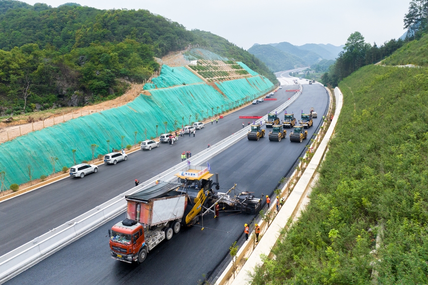 航拍貴平高速路面4標(biāo)段瀝青路面攤碾施工現(xiàn)場(chǎng)。人民網(wǎng)記者 涂敏攝
