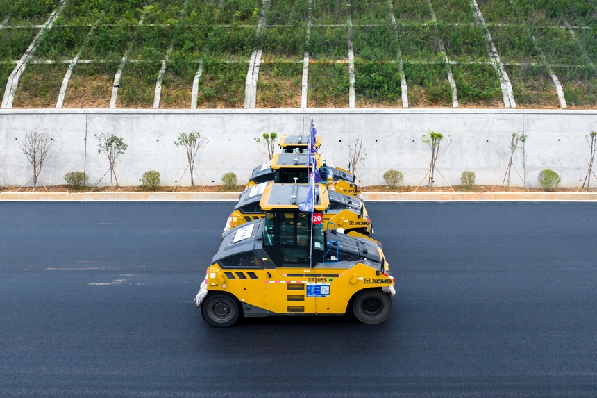 施工現(xiàn)場正在工作的無人駕駛壓路機。人民網(wǎng)記者 涂敏攝