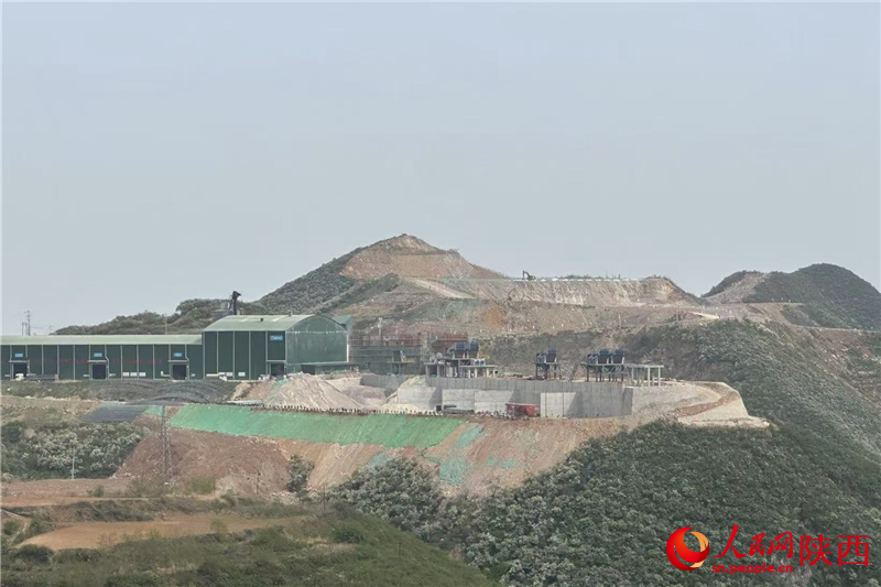 潤鑫新材料廠區(qū)內的一座山頭已被削平，隱約可見挖掘機作業(yè)（攝于4月23日）。