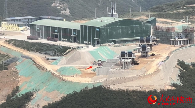 廠區(qū)內，一輛鏟車（箭頭所指處）正在進行裝車作業(yè)（攝于5月16日）。