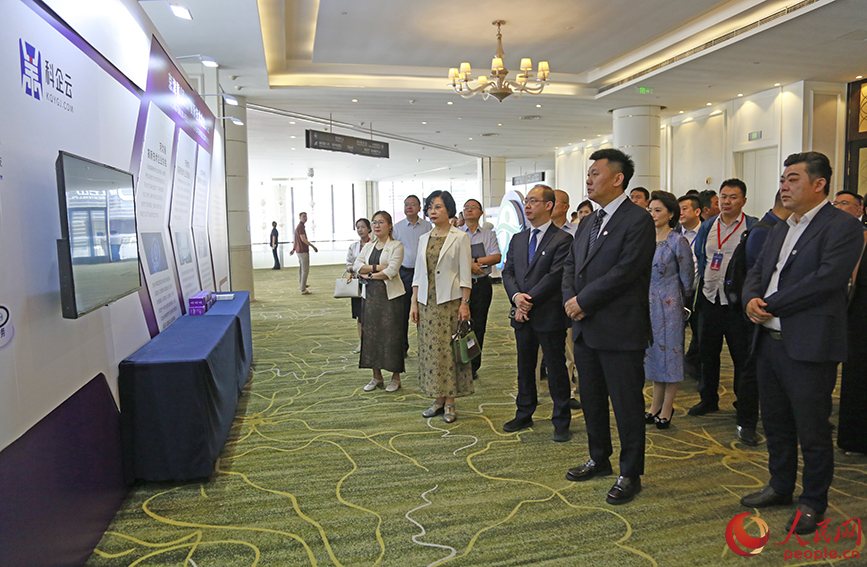 與會(huì)嘉賓聽取京津冀三地高新技術(shù)企業(yè)發(fā)展情況介紹。人民網(wǎng)記者 崔新耀攝