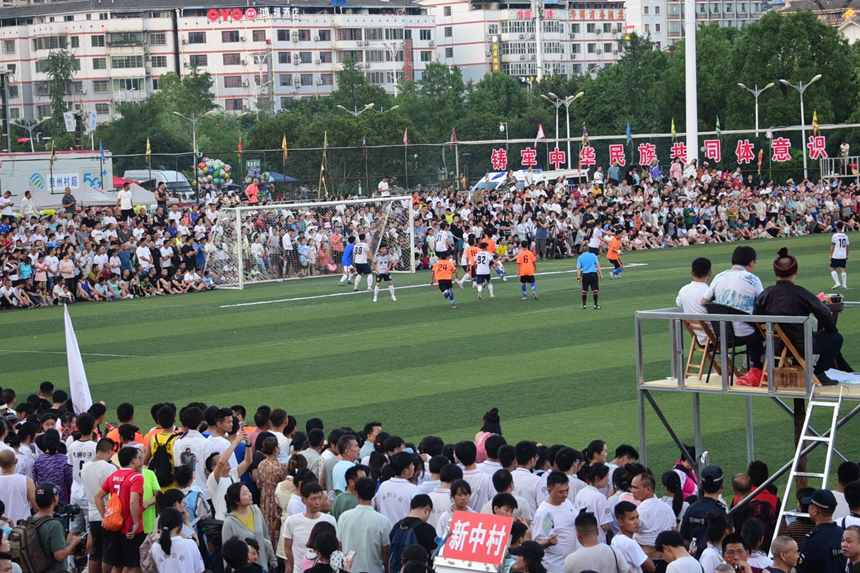 榕江縣“村超”現(xiàn)場(chǎng)。張春雷攝
