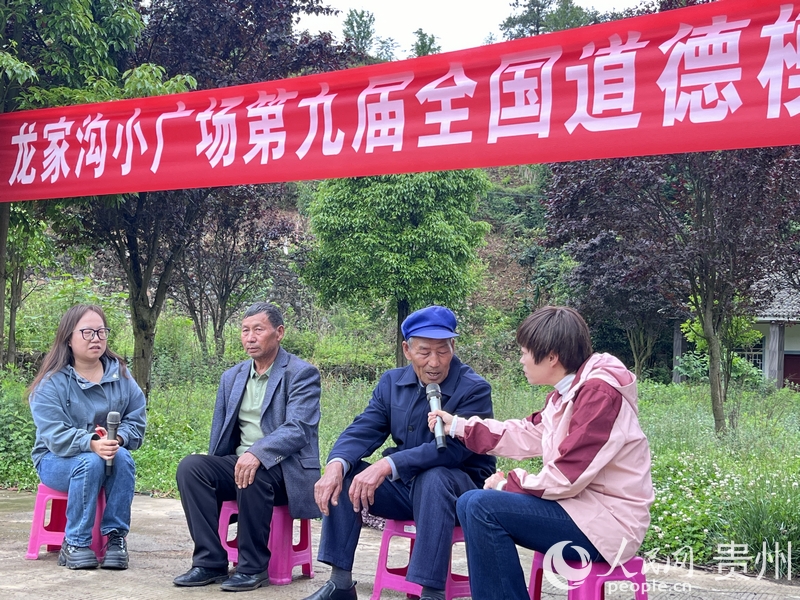 鄒廣陽(yáng)、鄒廣周兩兄弟分享為烈士義務(wù)守墓的故事。人民網(wǎng) 陳潔泉攝.jpg