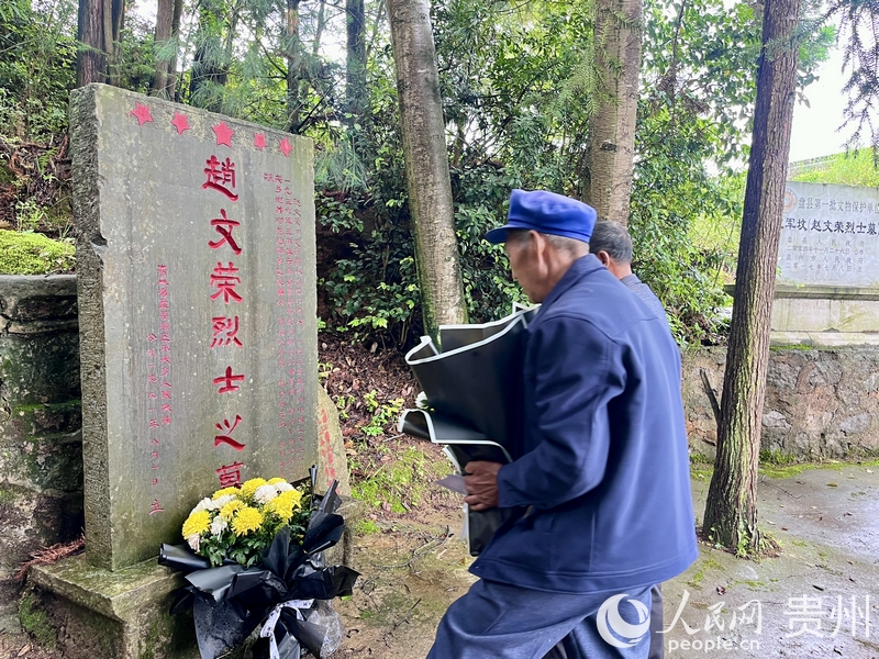 鄒廣陽(yáng)、鄒廣周在趙文榮烈士墓前灑掃、獻(xiàn)花。人民網(wǎng) 陳潔泉攝.jpg