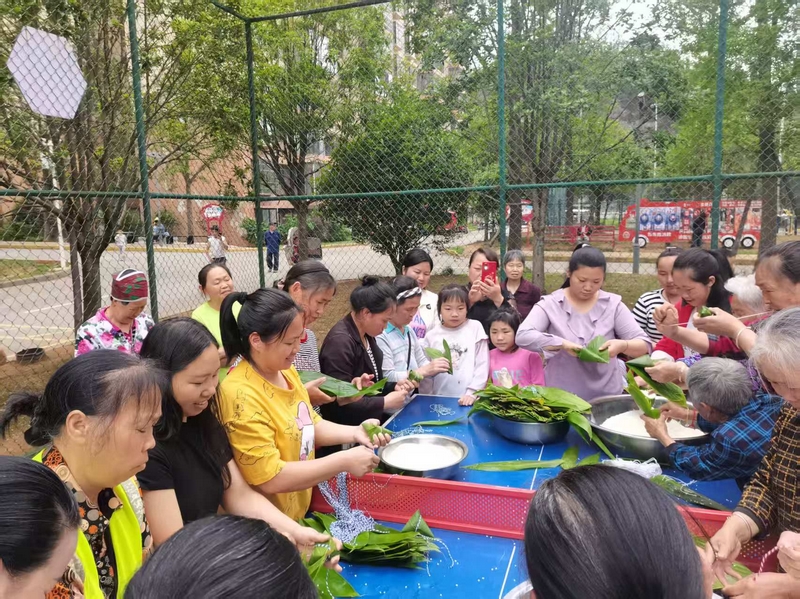 包粽子體驗(yàn)活動(dòng)。
