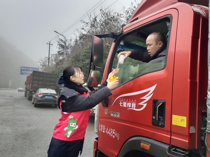 為司乘人員送上面包、熱水.jpg