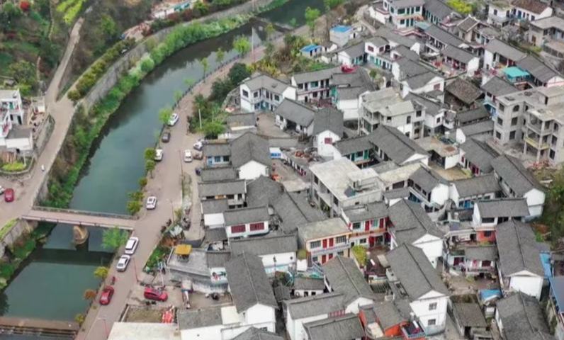 貴州盤州：小村莊拿了個國家獎         盤州市麻郎垤村堅持以社會主義核心價值觀的價值遵循為基準(zhǔn)，凝聚向上、向善、向美的鄉(xiāng)村正能量，推動文明鄉(xiāng)風(fēng)、經(jīng)濟發(fā)展、基礎(chǔ)設(shè)施、民族文化、生態(tài)環(huán)境等工作取得顯著成效，特別是其文明和諧的鄉(xiāng)風(fēng)民風(fēng)成為全國文明村建設(shè)的典范……