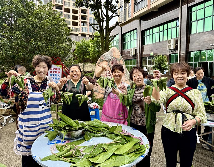 鄰里老少同樂迎雙節(jié)。