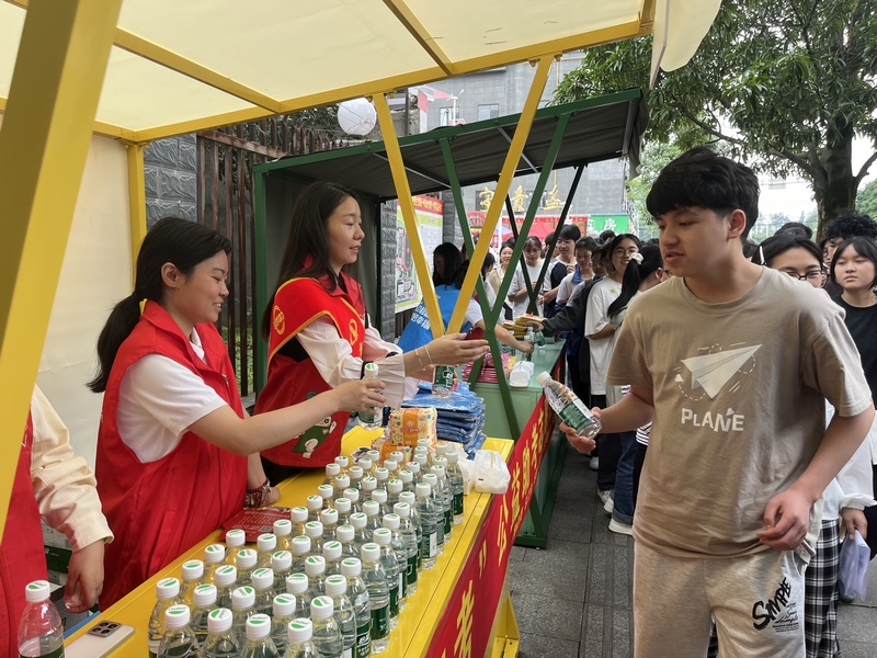 國家稅務(wù)總局金沙縣稅務(wù)局聯(lián)合團(tuán)縣委、總工會等部門，組織黨員干部在高考期間開設(shè)志愿者服務(wù)站，為考生發(fā)放礦泉水、文具等物資。敖歡攝