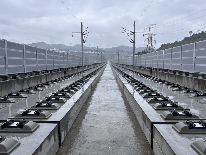 盤興鐵路工程2標(biāo)道床施工圓滿收官。