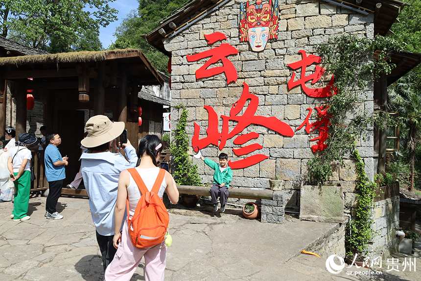 游客打卡拍照。人民網(wǎng) 李麗萍攝.jpg