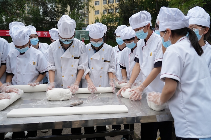 學(xué)生正在制作花甜粑（民中供圖）.JPG