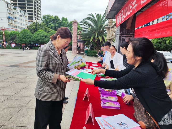 赫章縣多部門聯(lián)合開展全國節(jié)能宣傳周和全國低碳日宣傳活動(dòng)。羅靜漪攝.jpg