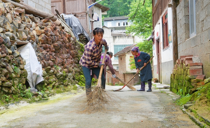 南寨鎮(zhèn)柳社村村民清掃路面。.jpg