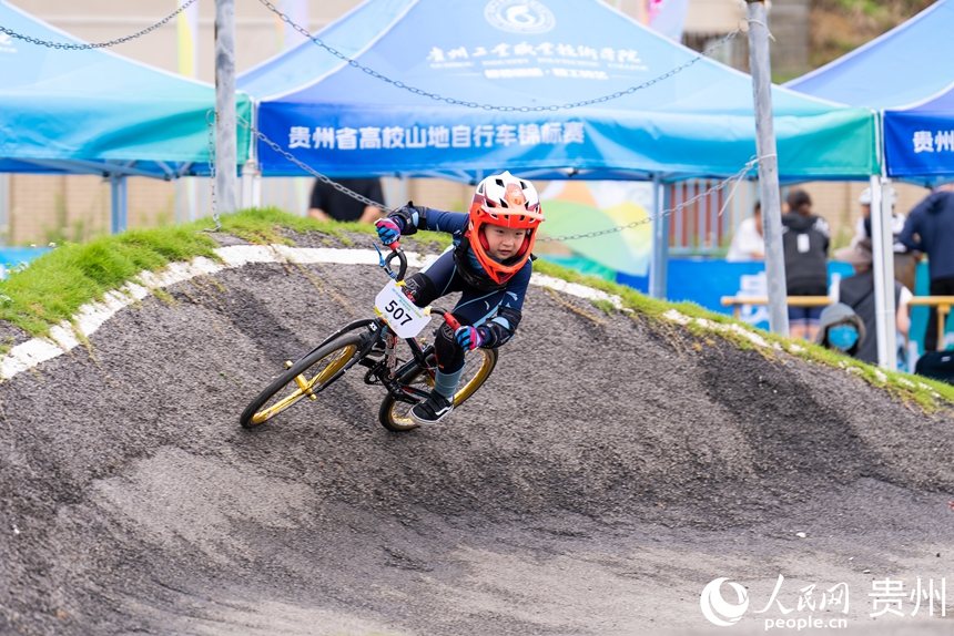 2025年貴州省高校山地自行車錦標(biāo)賽現(xiàn)場。人民網(wǎng)記者 涂敏攝
