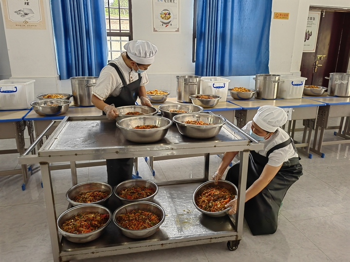 赫章三中食堂人員在為學(xué)生備菜。王永勝 攝.jpg