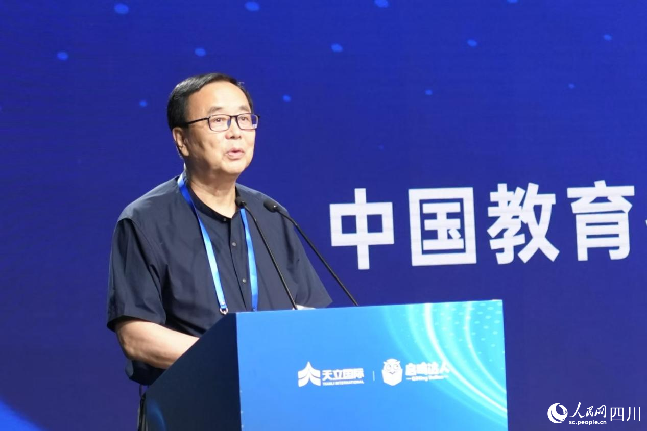中國教育技術(shù)協(xié)會監(jiān)事長、教育數(shù)字人推進工作組組長張少剛發(fā)言。人民網(wǎng)記者 郭瑩攝