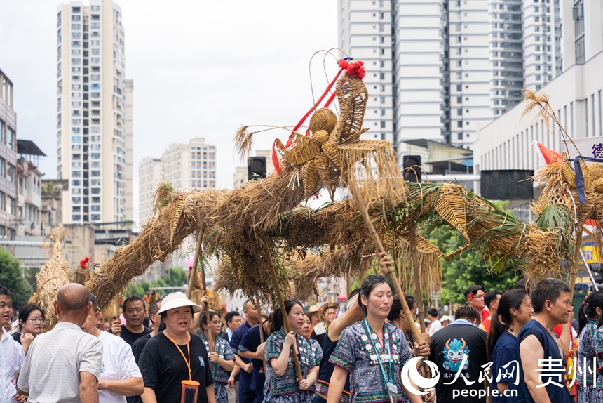 參加2025德江“水龍節(jié)”的草龍。人民網(wǎng)記者 涂敏攝