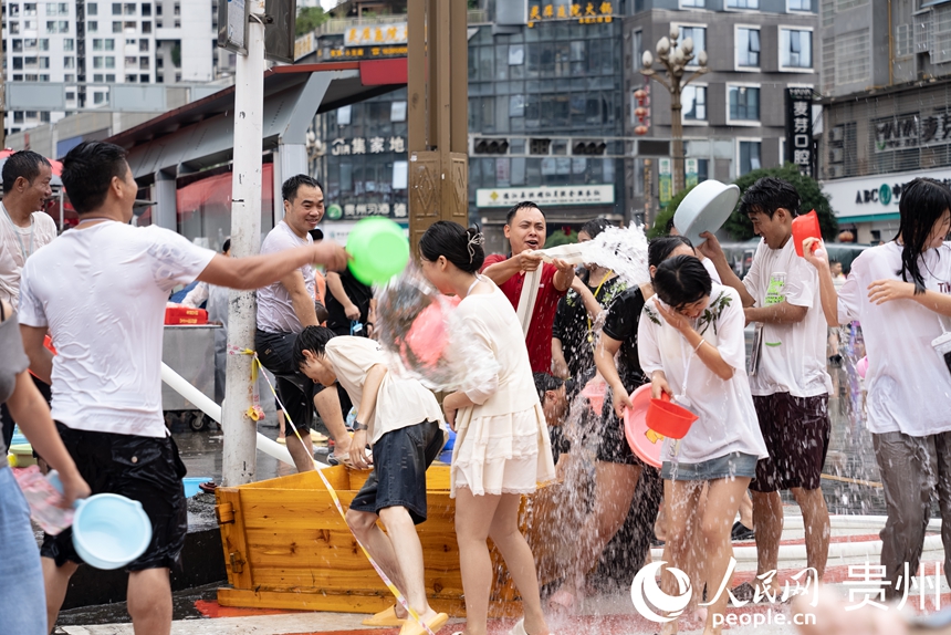 2025德江“水龍節(jié)”活動(dòng)現(xiàn)場。人民網(wǎng)記者 涂敏攝