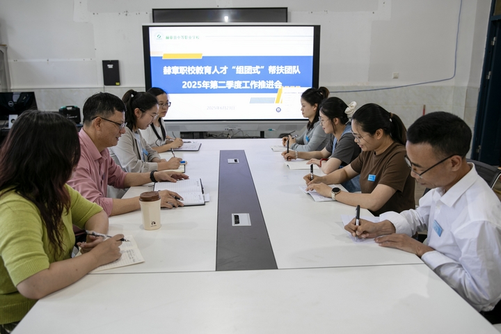 幫扶人員組織開會(huì)。陳春志 攝.jpg