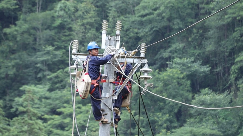 供電部門正在搶修水受損電路。