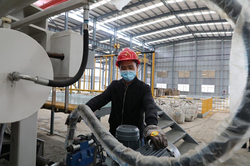 貴州大龍匯成新材料有限公司生產(chǎn)車間。銅仁市委宣傳部供圖