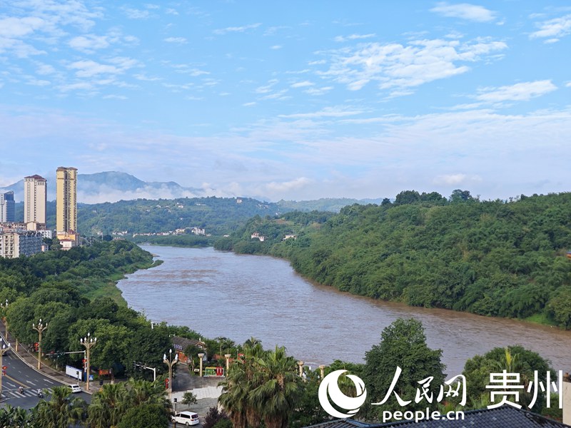 赤水河穿城而過。人民網(wǎng) 龍章榆攝