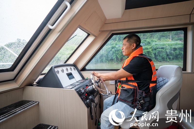向英俊在開船巡河。人民網(wǎng) 涂敏攝