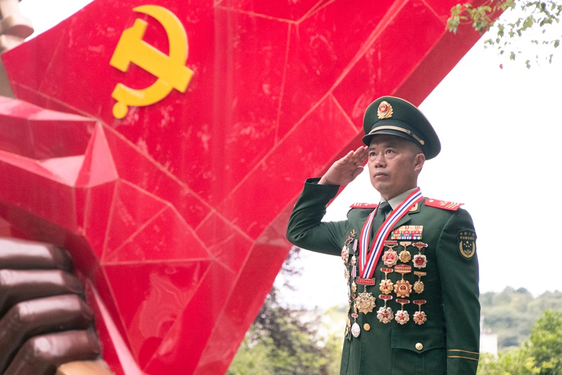 圖為李興坤佩戴榮譽(yù)獎?wù)聜€人特寫照。武警貴州總隊(duì)供圖