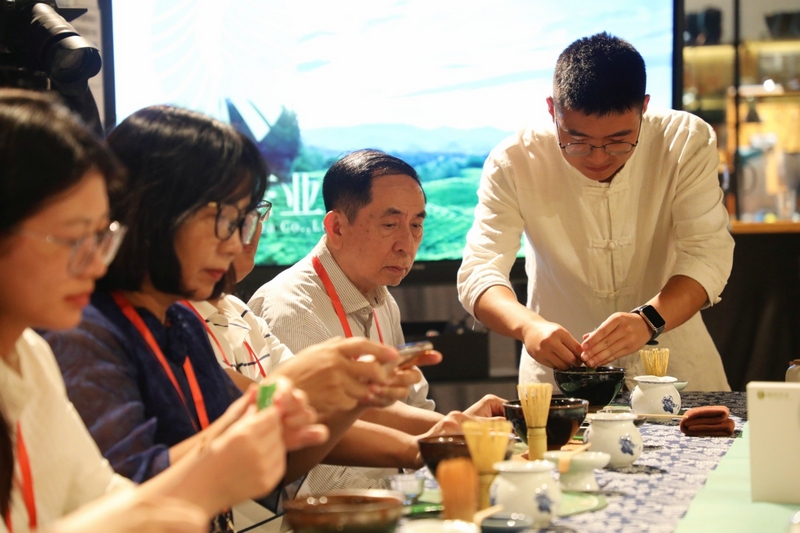 代表團(tuán)聽茶道老師講解抹茶的制作過程。