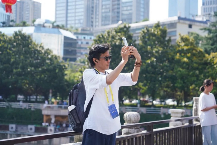 2025年“藝海流金·多彩貴州”內(nèi)地與港澳文化和旅游界交流活動(dòng)嘉賓走進(jìn)南明區(qū).jpg