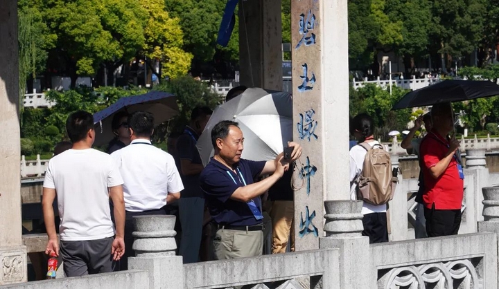 2025年“藝海流金·多彩貴州”內(nèi)地與港澳文化和旅游界交流活動嘉賓走進(jìn)南明區(qū).jpg