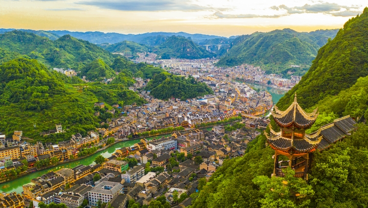 鎮(zhèn)遠(yuǎn)古城大景。