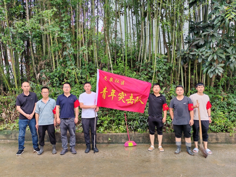 青年突擊隊開展災(zāi)后清淤工作。