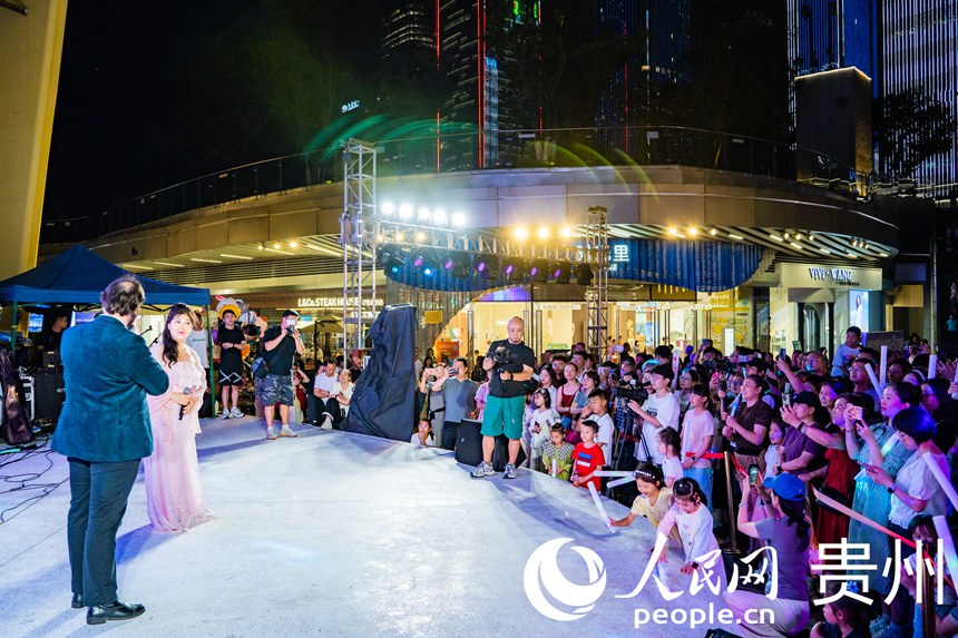 歐洲音樂人登臺貴陽路邊音樂會，現(xiàn)場觀眾沉浸欣賞聆聽。人民網(wǎng) 陽茜攝