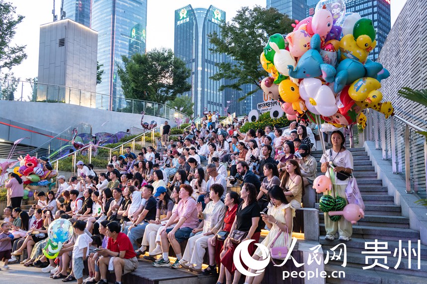貴陽市觀山湖區(qū)路邊音樂會人氣爆棚。人民網(wǎng) 陽茜攝