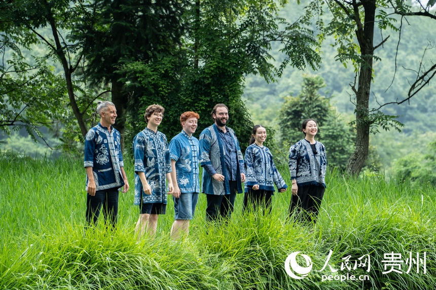 歐洲音樂人身穿蠟染服飾體驗鄉(xiāng)村旅游魅力。人民網(wǎng) 陽茜攝